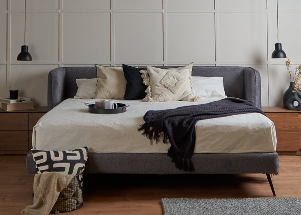 Cama Queen Size con Cabecera y Base Gris en Tela Premium. Rellena de Hule Espuma y Estructura de Madera Maciza