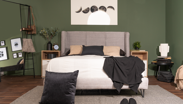 Cama Queen Size con Cabecera y Base Gris Claro Tapizada. Rellena de Hule Espuma con Estructura de Madera y Metal