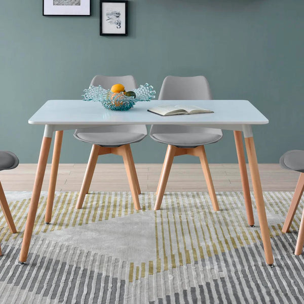 Comedor Completo con Mesa Blanca y 4 Sillas Grises con Asiento de Vinipiel y Patas de Madera