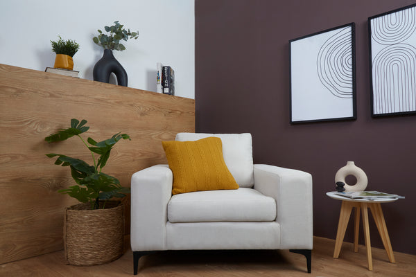 Sillón Individual con Tapizado Color Alabastro. Estructura de Madera Sólida y Patas de Acero